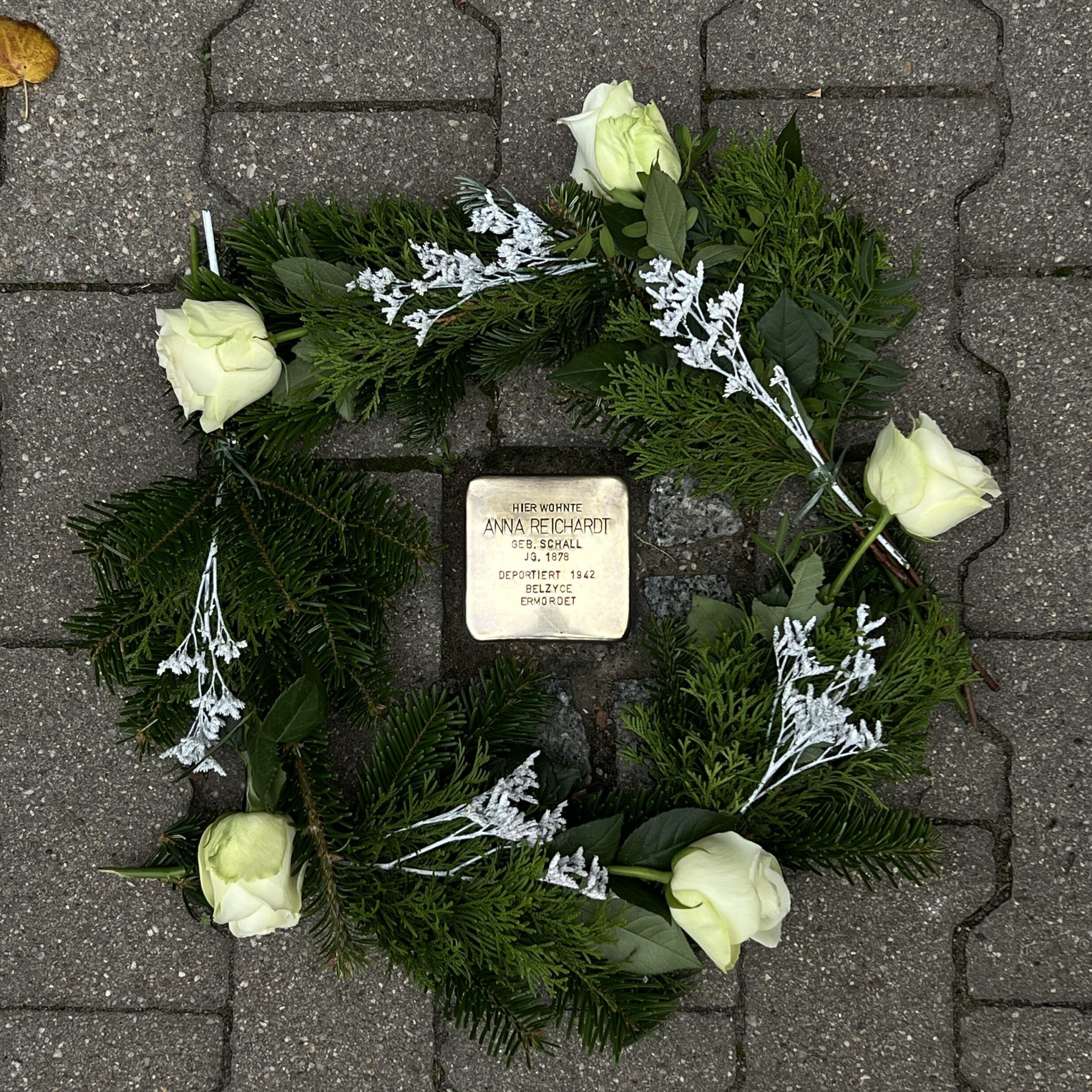 Ein Zeichen gegen das Vergessen – Groitzscher Stolperstein erstrahlt wieder